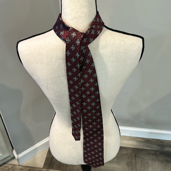 Jos A Bank men’s 100% neck tie red with a lovely cross like design 57”L x 3”W - Picture 6 of 11